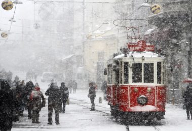 Снежные сцены из Стамбула