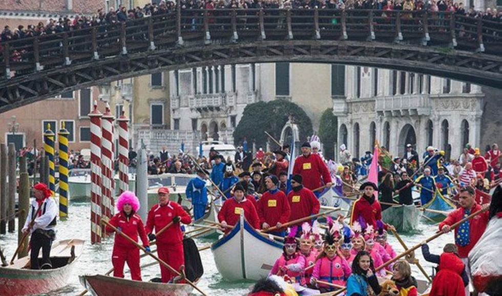 Venedik-sokaklarinda-karnaval-heyecani